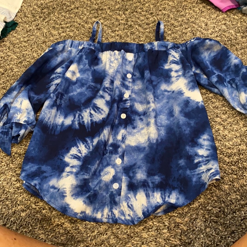 Super cute off shoulder top. No flaws. Sz 7-8